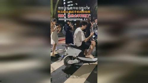 吃瓜群众街头男女,吃瓜群众眼中的时尚潮流与情感纠葛