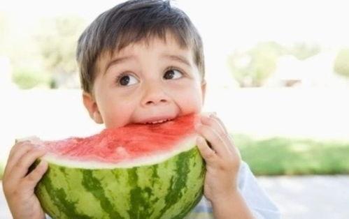 家家欣比赛吃瓜,瓜王争霸，欢乐无限