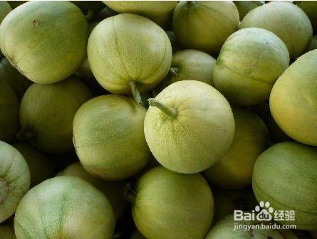 仨人吃俩瓜,温馨的夏日食趣