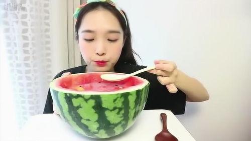 女生旅游吃瓜,女生们的吃瓜之旅  第2张