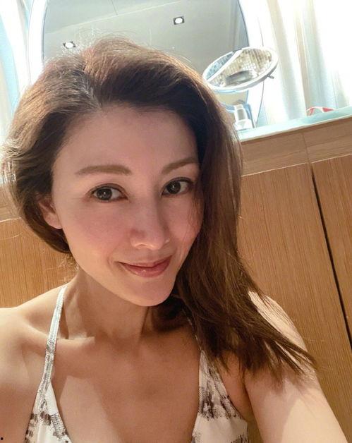 关之琳和李嘉欣吃瓜,娱乐圈幕后故事大揭秘  第3张